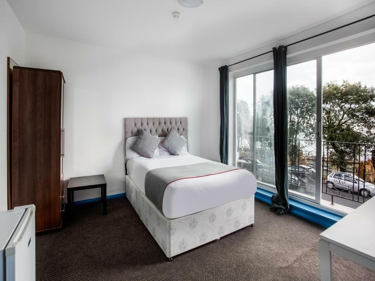 The Clacton Hotel Bagian luar foto