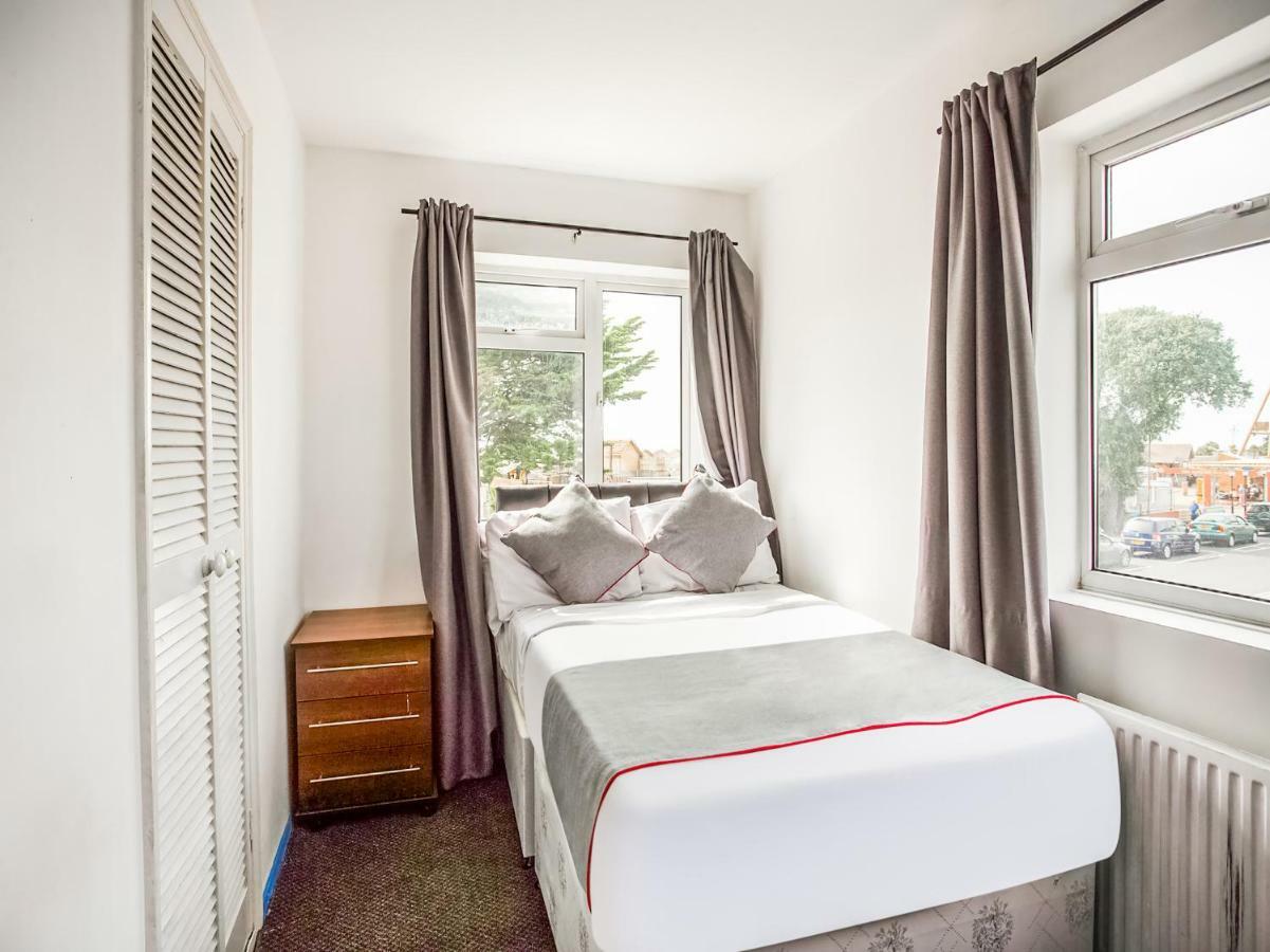 The Clacton Hotel Bagian luar foto