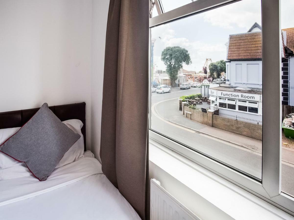 The Clacton Hotel Bagian luar foto